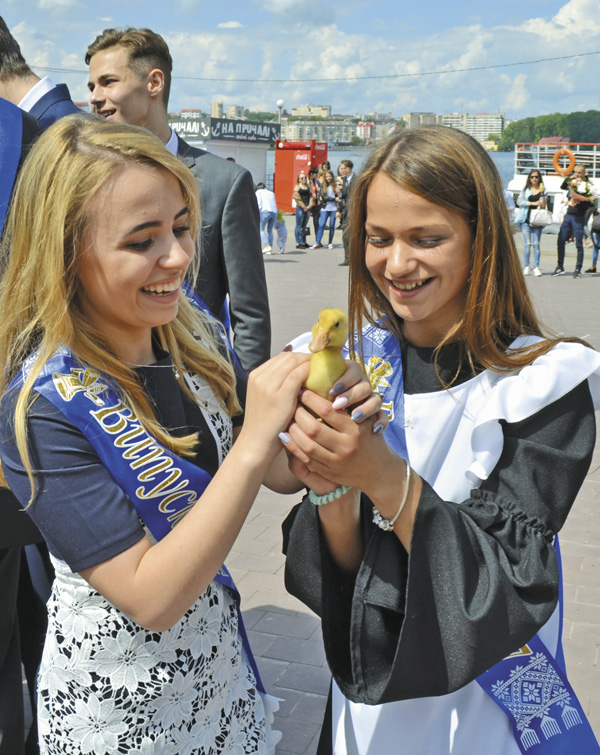 Маленькі пухнасті каченята стали символом свята випускників у тернопільській школі-ліцеї №6. Фото надала школа-ліцей